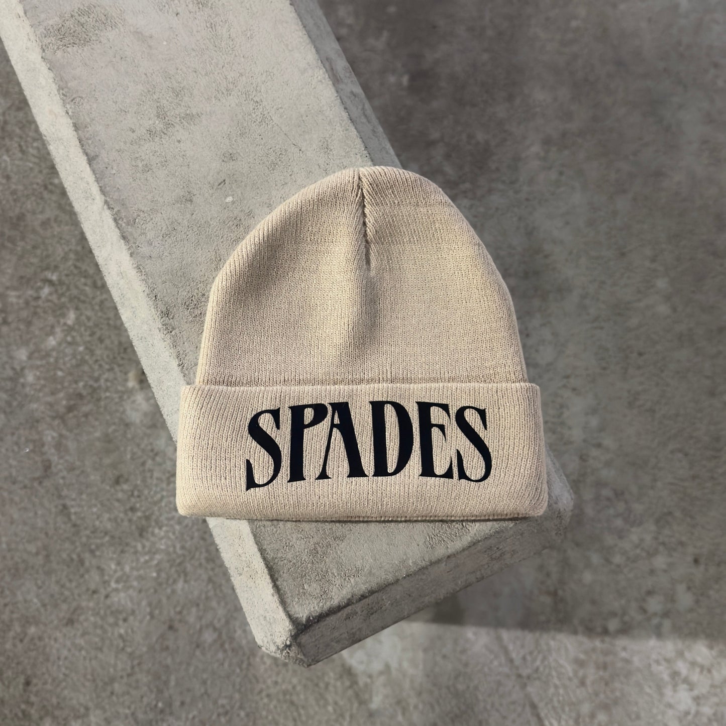 Spades Essential Beanie - SERIF Latte