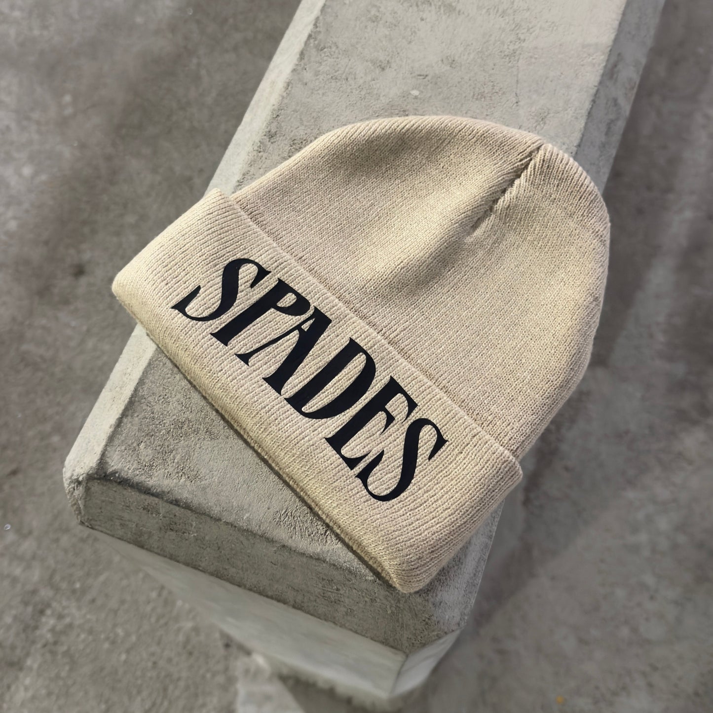 Spades Essential Beanie - SERIF Latte